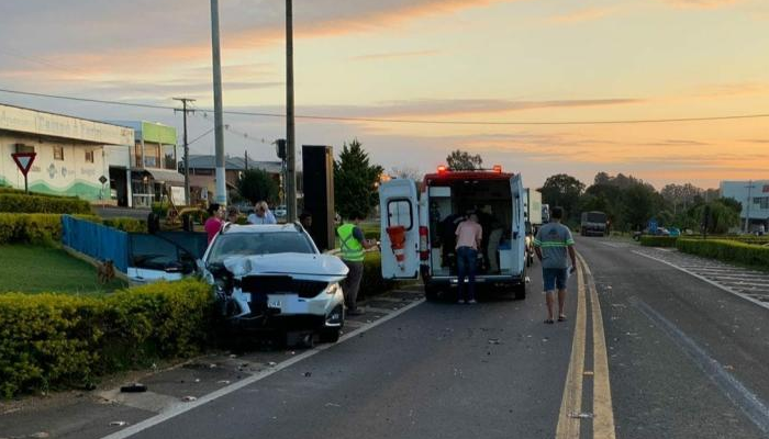 Nova Laranjeiras - Condutora fica ferida ao atravessar trevo e ser atingida por carreta 